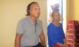 Ngư dân Nguyễn Thuyến đến sớm để làm thủ tục nhận tiền chi trả từ Formosa. Ảnh: Võ Thạnh.