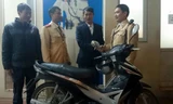 Anh Hóa vui mừng nhận lại chiếc xe từ các chiến sĩ CSGT Đội 1.
