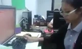 Clip cô gái đánh máy 1 tay không nhìn bàn phím
