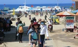  Du khách đổ về đảo Lý Sơn tham quan và nghỉ ngơi