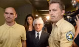 Bernie Ecclestone (giữa) tại phiên tòa hôm 5/8. Ảnh: Sportal.