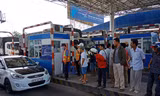 Nhiều người tập trung tại cabin để phản đối trạm thu phí T2 đặt sai vị trí - Ảnh: Kim Hà. 