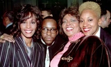 Vợ chồng Whitney Houston chụp ảnh cùng bà Cissy Houston (mẹ danh ca - áo hồng) và trợ lý Robyn Crawford (phải). Ảnh: Lenny Baker.