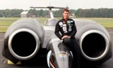 Phi công Andy Green bên chiếc Thrust SSC. Ảnh: Thrustssc.