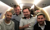 Messi và Mascherano chụp ảnh cùng phi hành đoàn trên chiếc máy bay vài tuần trước khi nó gặp tai nạn. Ảnh: Marca.