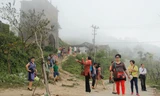 Khách du lịch tham quan trên đèo Hải Vân. Ảnh: Thanh Trần. 