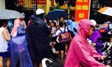 Học sinh thủ đô xắn quần ngồi trong lớp vì mưa ngập