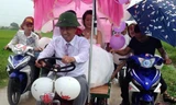 Chiếc "xe mui trần" chở cô dâu, chú trể nổi bật giữa đường quê trong ngày mưa