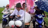 Chiếc "xe mui trần" chở cô dâu, chú trể nổi bật giữa đường quê trong ngày mưa
