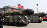 Các tên lửa của Triều Tiên được giới thiệu trong lễ duyệt binh kỷ niệm 105 năm ngày sinh cố Chủ tịch Kim Nhật Thành ở thủ đô Bình Nhưỡng ngày 15/4. (Nguồn: EPA/TTXVN)