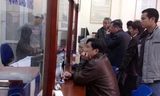 Người dân xếp hàng đợi đến lượt làm thủ tục ở bộ phận "một cửa"