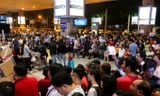 Vạ vật giữa đêm ở sân bay Tân Sơn Nhất đón Việt kiều về ăn Tết