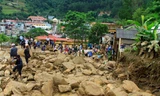 Trắng đêm phá đá tìm người mất tích do lũ ống kinh hoàng