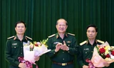 Thượng tướng Bế Xuân Trường chúc mừng Trung tướng Nguyễn Tân Cương và Thiếu tướng Nguyễn Doãn Anh được bổ nhiệm chức vụ mới. Ảnh QK4
