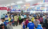 Khách hàng mua sắm tại chuỗi điện máy Trần Anh.