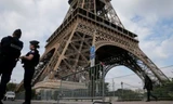 Cảnh sát Pháp tuần tra quanh Tháp Eiffel. Ảnh: BBC.