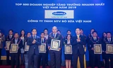 Ông Trịnh Quốc Dũng - GĐ Điều hành Vinamilk, kiêm GĐ Công ty Bò sữa Việt Nam đại diện nhận chứng nhận Top 500 Doanh nghiệp tăng trưởng nhanh nhất Việt Nam năm 2019