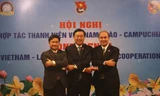 Anh Lê Quốc Phong, anh Sỏn Thạ Nu Thăm Mạ Vông và anh Hun Many (bìa phải) thể hiện tinh thần đoàn kết hữu nghị giữa tổ chức Đoàn thanh niên ba nước.
