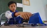 Chủ nhân sáng chế Nguyễn Ngọc Đức bên công trình sáng tạo đầu tay của bản thân. Ảnh: Lê Hoàng.