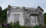 Những ngôi nhà kinh tế mới bị bỏ hoang.