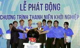 Thủ tướng cùng các sinh viên thực hiện nghi thức phát động Chương trình Thanh niên khởi nghiệp năm 2016. Ảnh: VGP 