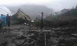 Hiện trường vụ sạt lở đất, sập nhà nghiêm trọng. (Ảnh do người dân cung cấp cho PV).