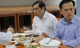 Chủ tịch UBND thành phố Đà Nẵng Huỳnh Đức Thơ (áo trắng) dùng cơm trưa với hải sản cùng hàng trăm cán bộ tại Trung tâm hành chính. Ảnh: Thanh Trần. 