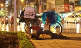 Những dáng hình mưu sinh trong đêm mưa Hà Nội
