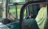 Tài xế gác chân lên vô lăng để lái xe - Ảnh cắt từ clip