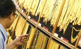 Giới đầu tư tăng bán ra, giá vàng đi ngang