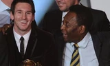 Pele (phải) trong một lần trao giải Quả bóng vàng cho Messi. Ảnh: Reuters 