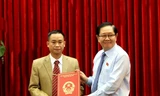 Bộ trưởng Bộ Nội vụ Lê Vĩnh Tân trao quyết định cho đồng chí Vũ Đức Thuận.