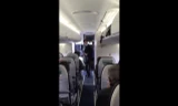 Nữ tiếp viên nhảy, hát trên máy bay 'chọc' hành khách