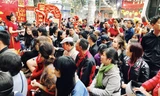 Người dân thường xếp hàng mua vàng ngày vía Thần Tài để cầu may mắn
