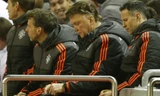 Van Gaal và Ryan Giggs bất lực ở Anfield. Ảnh: Reuters.
