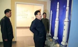 Lãnh đạo Triều Tiên Kim Jong-un hôm 3/5 thị sát một trung tâm chỉ huy vệ tinh mới được xây dựng ở Bình Nhưỡng. Ảnh: Reuters