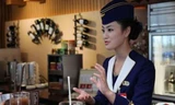 Nữ nhân viên phục vụ tại quầy cà phê ở sân bay Bình Nhưỡng. Ảnh: Xinhua