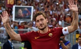 Totti vẫy chào CĐV sau trận đấu cuối cùng của Serie A mùa 2016-2017. Ảnh: Reuters.