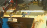 Chủ tiệm vàng la hét tuyệt vọng vì bị cướp 2 sợi dây chuyền