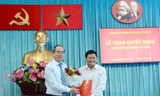 Bí thư Nguyễn Thiện Nhân trao quyết định phân công ông Huỳnh Cách Mạng giữ chức Phó trưởng Ban Tổ chức Thành ủy TP.HCM. Ảnh: Thành ủy TP.HCM
