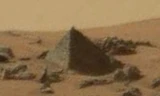 Hình ảnh chụp lại Kim tự tháp trên Sao Hoả (Ảnh: Express)