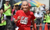 Cụ ông Hidekichi Miyazaki đang tham gia đường chạy 100m