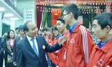 Phó Thủ tướng Nguyễn Xuân Phúc thăm hỏi, động viên các bạn trẻ tham gia hiến máu tại ĐH Bách khoa Hà Nội.