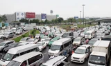 Giao thông TP HCM ngày càng hỗn loạn vì có quá nhiều ôtô tham gia loại hình taxi mới. Ảnh: Duy Trần.