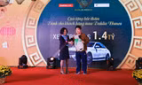 Đại diện đơn vị phân phối CenLand trao biểu trưng quà tặng xe ô tô Mercedes C200 cho khách hàng may mắn - anh Lê Vĩnh Hoàng