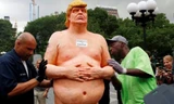 Tượng ông Trump khỏa thân tại công viên Union, New York. (ảnh: BBC)