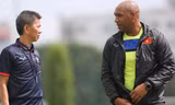 Mục kích HLV đội trẻ Arsenal chỉ dạy thủ môn U19 Việt Nam