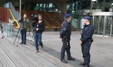 Cảnh sát và nhà báo bên ngoài Tòa án Antwerp, Bỉ