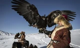 Tận thấy người Kazakh kiêu hùng đi săn với đại bàng