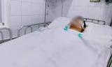 Nạn nhân Đ. bị thương nặng đang nằm cấp cứu trong bệnh viện